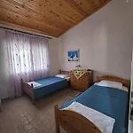 Spyros Comfy And Cool Place Karianí